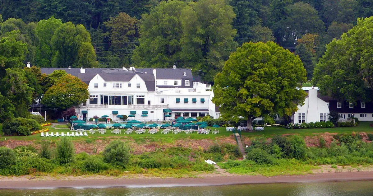 private club typically offering recreational sports and entertainment facilities