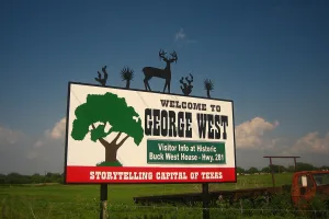 city in and county seat of Live Oak County, Texas, United States