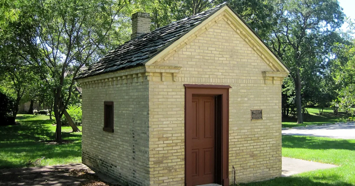 northwestern suburb of Chicago in Illinois, United States