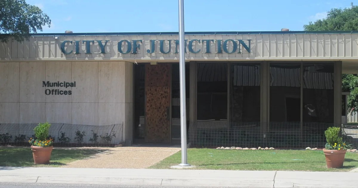 city in and county seat of Kimble County, Texas, United States