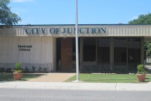 city in and county seat of Kimble County, Texas, United States