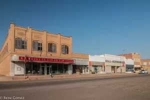 town in and county seat of Cottle County, Texas, United States