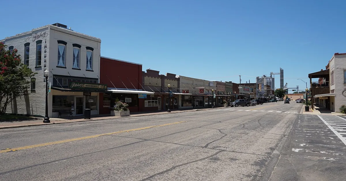 city in and county seat of Camp County, Texas, United States